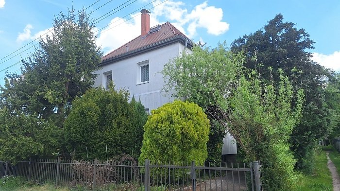 Einfamilienhaus mit Garten und Garage 