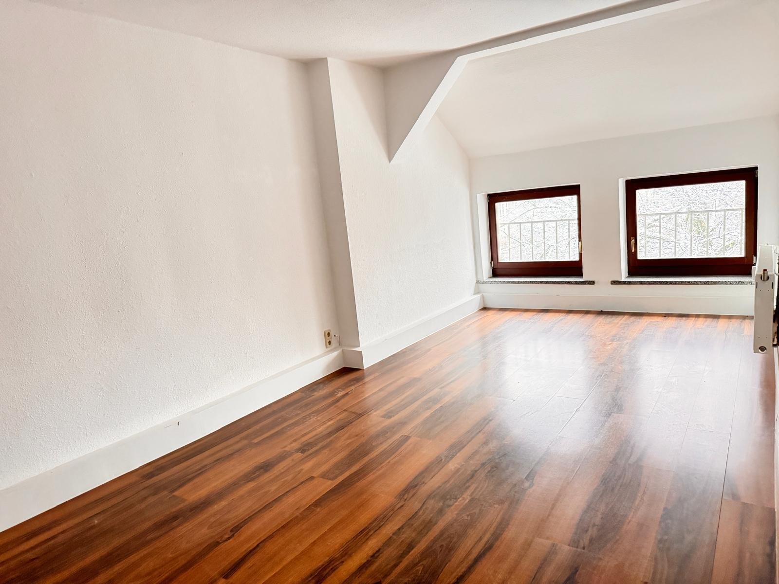 4 Raumwohnung mit dem besonderen Wohnzimmer ! 