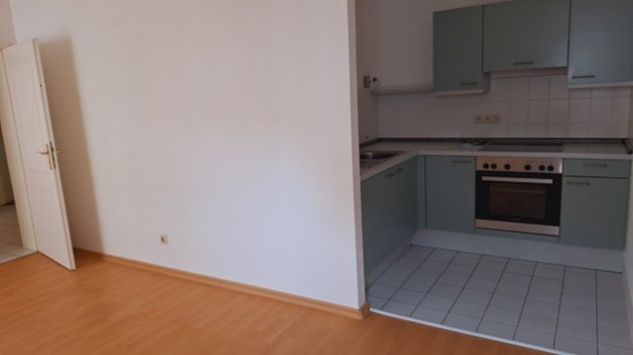 Wohnzimmer mit Zugang zur Küche